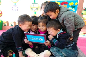 Trẻ em hào hứng đọc sách trên thiết bị điện tử (Nguồn ảnh: UNICEF Việt Nam/ Vũ Lê Hoàng) 