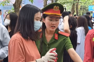 Tại gian tư vấn của Trường đại học Phòng cháy, chữa cháy; thí sinh được trải nghiệm cách chữa cháy.