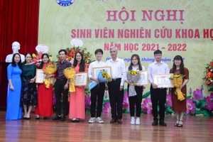 PGS.TS Trần Hữu Hoan - Phó Giám đốc Học viện Quản lý Giáo dục (thứ tư từ phải qua trái) trao giấy khen và tặng hoá chúc mừng cho các sinh viên đạt thành tích cao trong nghiên cứu khoa học