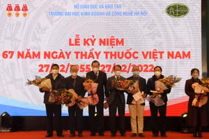 GS.TS Nguyễn Công Nghiệp – Phó Hiệu trưởng thường trực nhà trường (thứ 4 từ phải qua trái) trao Kỷ niệm chương Vì sự nghiệp giáo dục cho các nhà giáo