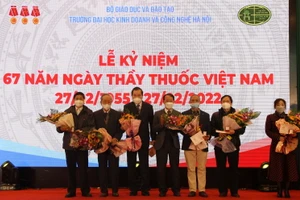 GS.TS Nguyễn Công Nghiệp – Phó Hiệu trưởng thường trực nhà trường (thứ 4 từ phải qua trái) trao Kỷ niệm chương Vì sự nghiệp giáo dục cho các nhà giáo