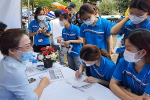 Sinh viên HTU tham gia tìm hiểu vị trí việc làm và ứng tuyển.