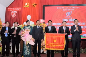 ĐH Huế đón nhận Cờ thi đua của Chính phủ vì đã có thành tích xuất sắc trong phong trào thi đua năm học 2020 – 2021