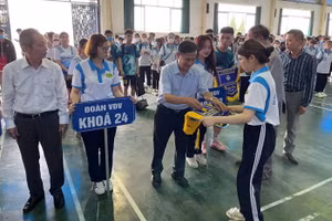 BTC tặng cờ lưu niệm cho các đội thi đấu và Tổ Trọng tài.