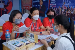 Thí sinh tham dự ngày hội tư vấn tuyển sinh, hướng nghiệp.
