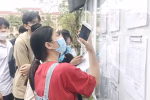 Thí sinh xem lại số báo danh, phòng thi tại điểm thi Trường THPT chuyên Nguyễn Trãi (TP Hải Dương)