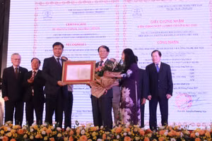 TS Lê Mỹ Phong và PGS.TS Nguyên Phương Nga trao Giấy chứng nhận kiểm định chất lượng cơ sở giáo dục đại học cho Trường ĐH Kinh doanh và Công nghệ Hà Nội