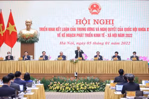 Tổng Bí thư Nguyễn Phú Trọng, Chủ tịch nước Nguyễn Xuân Phúc, Chủ tịch Quốc hội Vương Đình Huệ, Thường trực Ban Bí thư Võ Văn Thưởng, các đồng chí lãnh đạo Đảng, Nhà nước, Mặt trận Tổ quốc Việt Nam, các Ủy viên Bộ Chính trị, Bí thư Trung ương Đảng, lãnh đạo các ban, bộ, ngành Trung ương dự Hội nghị tại điểm cầu Trụ sở Chính phủ