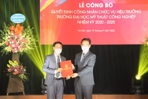 Thứ trưởng Bộ GD&ĐT Hoàng Minh Sơn (bên phải) trao Quyết định công nhận Hiệu trưởng Trường ĐH Mỹ thuật Công nghiệp cho TS Phạm Hùng Cường