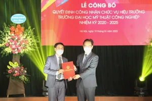 Thứ trưởng Bộ GD&ĐT Hoàng Minh Sơn (bên phải) trao Quyết định công nhận Hiệu trưởng Trường ĐH Mỹ thuật Công nghiệp cho TS Phạm Hùng Cường