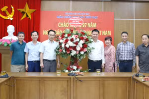 Thứ trưởng Hoàng Minh Sơn (thứ ba từ trái sang phải) tặng hoa chúc mừng tập thể cán bộ, viên chức Báo Giáo dục & Thời đại nhân kỷ niệm 97 năm Ngày Báo chí cách mạng Việt Nam (21/6/1925 – 21/6/2022).