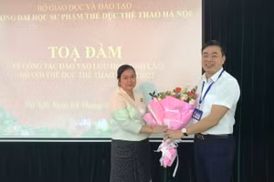 PGS.TS Nguyễn Duy Quyết tặng hoa đại diện Đại sứ quán Lào chúc mừng Tết cổ truyền Bunbimay.