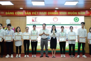 TS Giang Trung Khoa - Trưởng Ban Công tác Chính trị & Công tác sinh viên, Học viện Nông nghiệp Việt Nam trao học bổng cho sinh viên