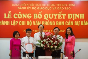 Đồng chí Phạm Ngọc Thưởng - Bí thư Đảng uỷ, Thứ trưởng Bộ GD&ĐT trao Quyết định thành lập Chi bộ Văn phòng Ban Cán sự đảng Bộ GD&ĐT và tặng hoa chúc mừng