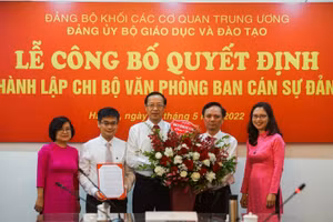 Đồng chí Phạm Ngọc Thưởng - Bí thư Đảng uỷ, Thứ trưởng Bộ GD&ĐT trao Quyết định thành lập Chi bộ Văn phòng Ban Cán sự đảng Bộ GD&ĐT và tặng hoa chúc mừng