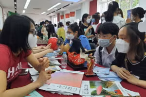 Rất đông học sinh lớp 12 và phụ huynh tham dự ngày hội thông tin tuyển sinh của Trường ĐH Hà Nội.