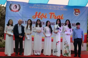 TS Nguyễn Tùng Lâm và các học trò khi tham gia hoạt động trải nghiệm sáng tạo học kỳ 1 năm học 2020 - 2021.