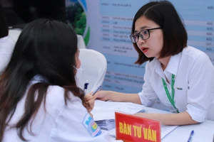 Thí sinh tham dự ngày hội tư vấn tuyển sinh, hướng nghiệp năm 2022.