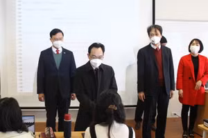 Thứ trưởng Hoàng Minh Sơn trao đổi với sinh viên trong lớp học