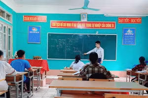 Thầy Bùi Quang Thế trên bục giảng. Ảnh: NVCC