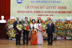 PGS.TS Nguyễn Thị Thu Hằng (thứ ba từ phải sang trái) trao các quyết bổ nhiệm, bổ nhiệm lại.