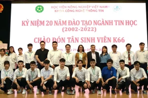 Lãnh đạo Học viện Nông nghiệp Việt Nam và lãnh đạo Khoa Công nghệ thông tin chào đón tân sinh viên khoá 66