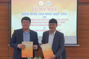 Lễ ký kết giữa Trung tâm Nghiên cứu thiết bị dạy học và học liệu cho giáo dục mầm non, trẻ khuyết tật với Công ty thiết bị trường học Phục Hưng.