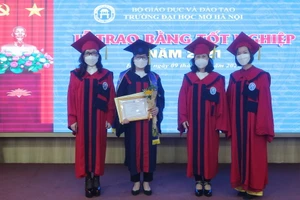 Nghi thức trao bằng trọng thể, trang nghiêm nhưng vẫn đảm bảo công tác phòng chống dịch bệnh Covid-19.