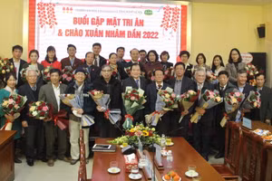 Đại diện các Bệnh viên, cơ sở Y tế, Nhà máy dược phẩm chụp ảnh lưu niệm cùng Ban giám hiệu và cán bộ giảng viên Khối Sức khỏe. 