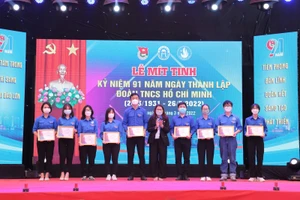 Đoàn thanh niên Nhà trường vinh danh, khen thưởng 28 cán bộ Đoàn tiêu biểu xuất sắc có đóng góp tích cực trong phong trào đoàn năm 2021.