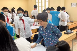 Bà Phan Thị Lan Hương trong giờ ngoại khóa của học sinh lớp 7 Trường THCS Đống Đa (Hà Nội)