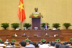 Thượng tướng Trần Quang Phương - Phó Chủ tịch Quốc hội điều hành Phiên họp.