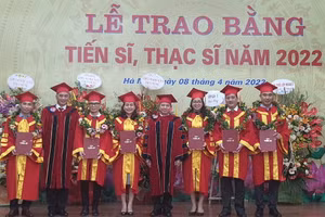 GS.TS Phạm Quang Trung - Giám đốc Học viện (thứ 4 từ phải qua trái) và PGS.TS Trần Hữu Hoan - Phó Giám đốc Học viện (thứ 2 từ trái qua phải) trao bằng tốt nghiệp và vòng nguyệt quế cho các tân tiến sĩ