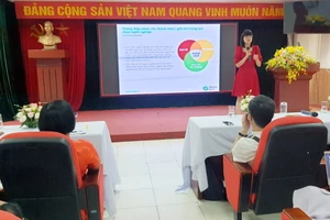 Các diễn giả tham gia thảo luận tại Toạ đàm