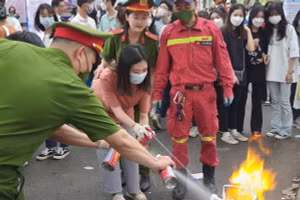 Tại gian tư vấn của Trường đại học Phòng cháy, chữa cháy, học sinh được trải nghiệm cách xử lý chữa cháy.