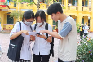 Thí sinh trao đổi sau khi hoàn thành bài thi môn thi Ngữ văn và Ngoại ngữ tại điểm thi Trường THCS Tân Bình (TP Hải Dương). Ảnh: Sở GD&ĐT Hải Dương.