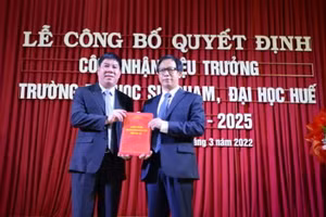 PGS.TS Huỳnh Văn Chương - Chủ tịch Hội đồng Đại học Huế trao Nghị quyết công nhận Hiệu trưởng Trường Đại học Sư phạm cho PGS.TS Lê Anh Phương (bên phải)