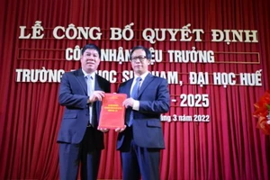 PGS.TS Huỳnh Văn Chương - Chủ tịch Hội đồng Đại học Huế trao Nghị quyết công nhận Hiệu trưởng Trường Đại học Sư phạm cho PGS.TS Lê Anh Phương (bên phải)