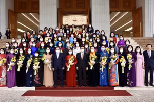 Thủ tướng Phạm Minh Chính, Phó Thủ tướng Vũ Đức Đam và các nữ lãnh đạo, quản lý, nữ trí thức, văn nghệ sỹ tiêu biểu - Ảnh: VGP