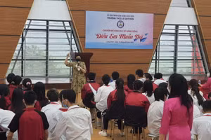 Bà Phan Thị Lan Hương chia sẻ tại chuyên đề giáo dục kỹ năng sống của Trường THCS Lê Quý Đôn (Long Biên, Hà Nội)