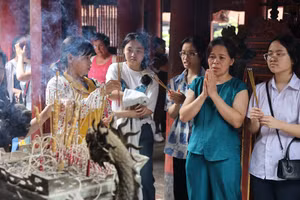 Hà Nội: Văn Miếu tấp nập thí sinh dâng lễ cầu may trước kỳ tuyển sinh lớp 10