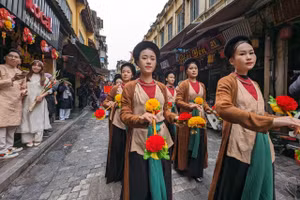 Tết về sớm trên phố cổ Hà Nội