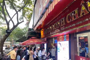 Người dân xếp hàng chờ vào tiệm vàng ở Hà Nội