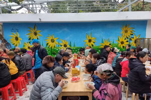 Quán cơm 2.000 đồng lấy nụ cười làm ‘lãi’ ở Bệnh viện K Hà Nội