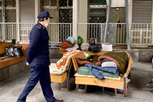 Muôn cách chống rét cho người nhà bệnh nhân tại bệnh viện Hà Nội