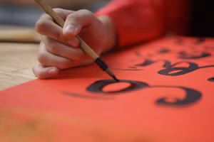 Ngắm học sinh 'múa bút' viết thư pháp hiện đại