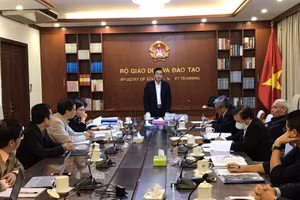 Thứ trưởng Bộ GD&ĐT Nguyễn Văn Phúc phát biểu tại phiên họp.