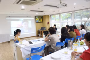 Các cô giáo giao trao đổi trực tuyến với chuyên gia tại Singapore