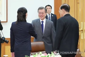 Tổng thống Hàn Quốc Moon Jae-in (giữa) bắt tay với bà Kim Yo-jong (trái) và ông Kim Yong-nam đứng bên phải. Ảnh: YONHAP