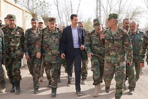 Tổng thống Bashar Assad và các tướng lĩnh quân đội Syria ở Đông Ghouta ngày 18/3 vừa qua